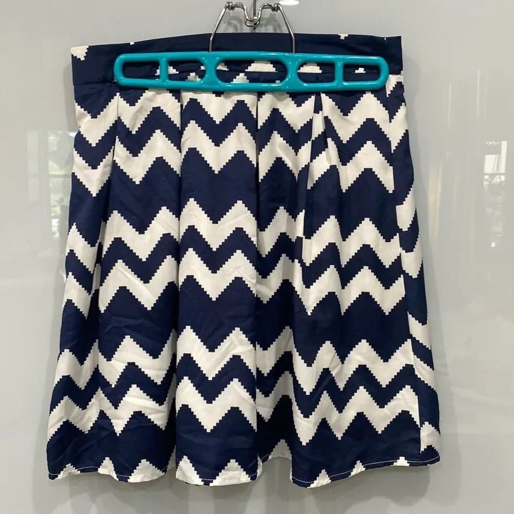 Primi Women's Navy Blue White Chevron Print Pleated Short Skirt Sz Small